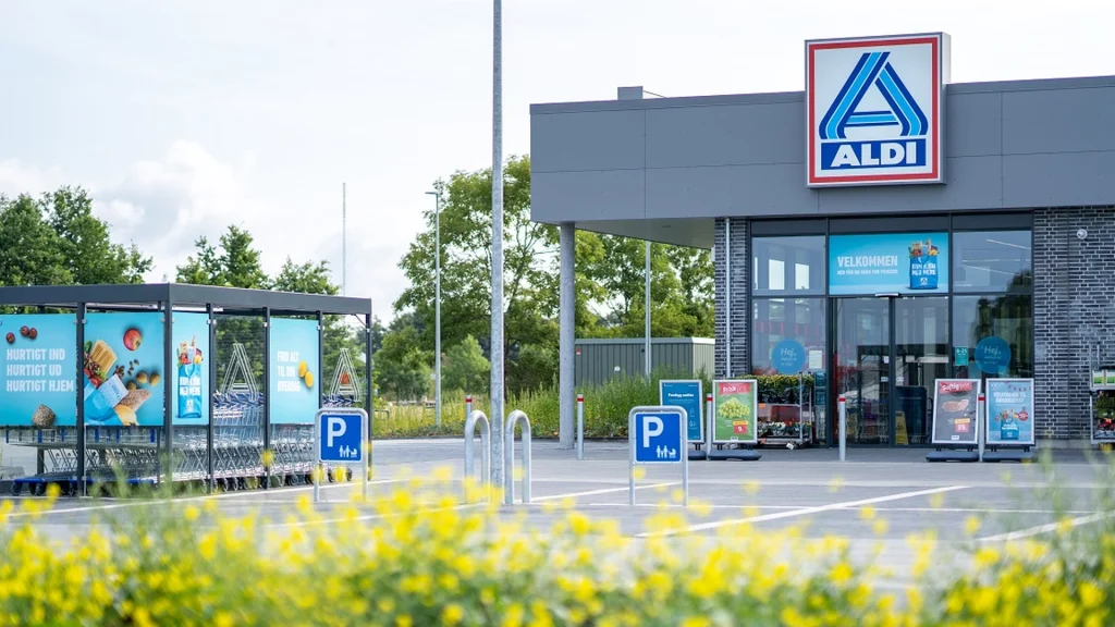 Aldi-kassemedarbejder ser på rullebåndet – og kan ikke tro, hvad en kunde er i færd med