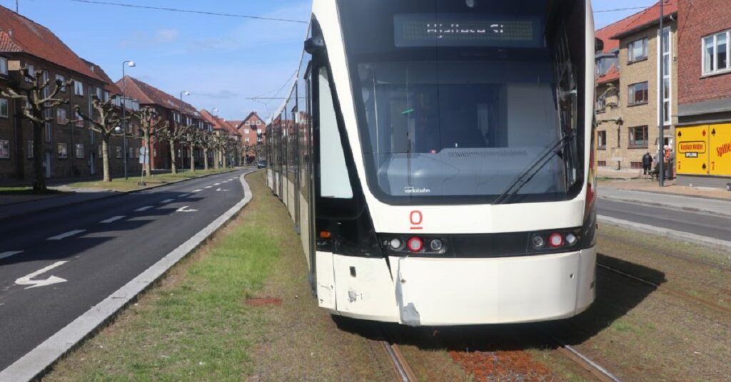 Bil støder sammen med letbane: Melding om fastklemte
