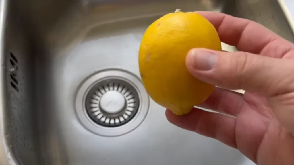 Han placerer en citron i håndvasken: Se hvad der sker