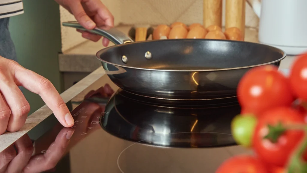 Udbredt fejl i køkkenet: Derfor må du aldrig opvarme en tom pande