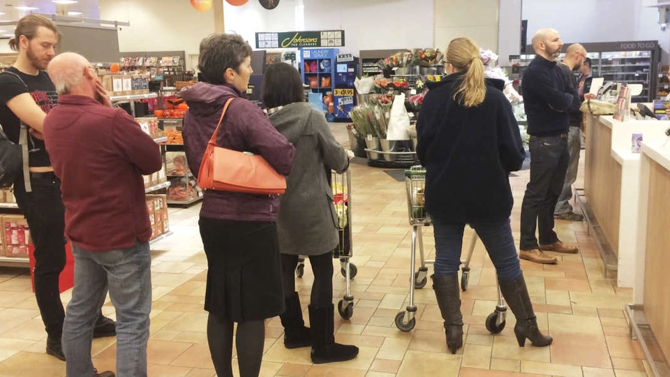 En anden snød sig foran i køen i supermarkedet: Det blev hans livs held