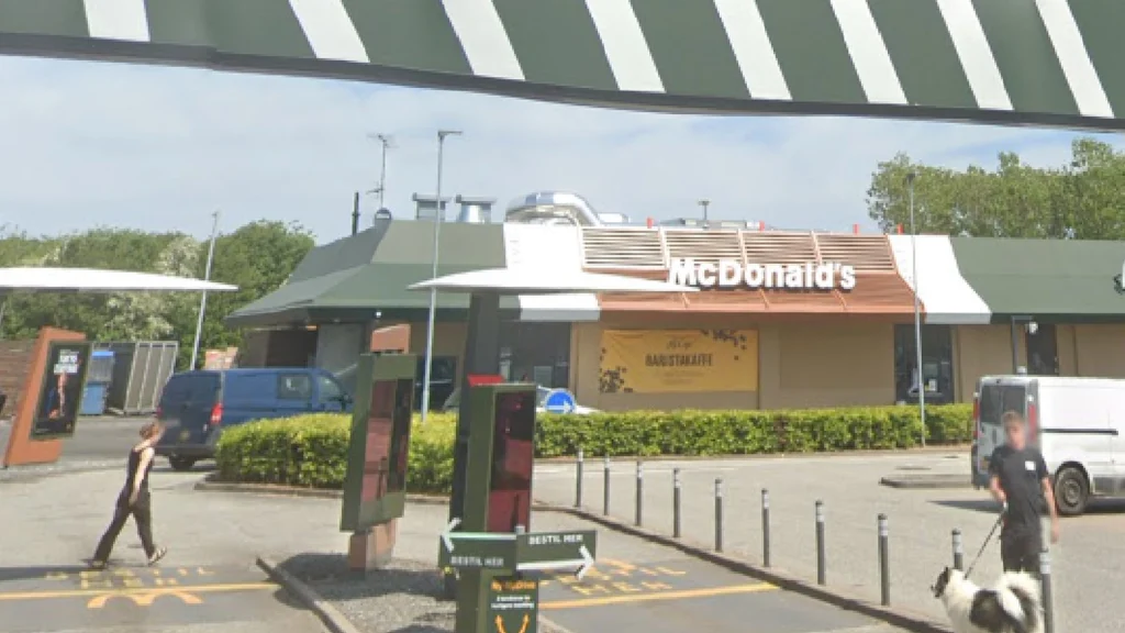 McDonald’s ansat afslører den hemmelige årsag: Derfor tager de billede af dig i ‘Drive in’