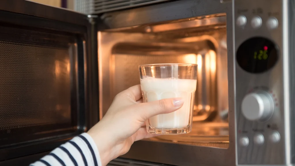 Flere har prøvet det: Derfor må du aldrig varme mælk i mikroovnen