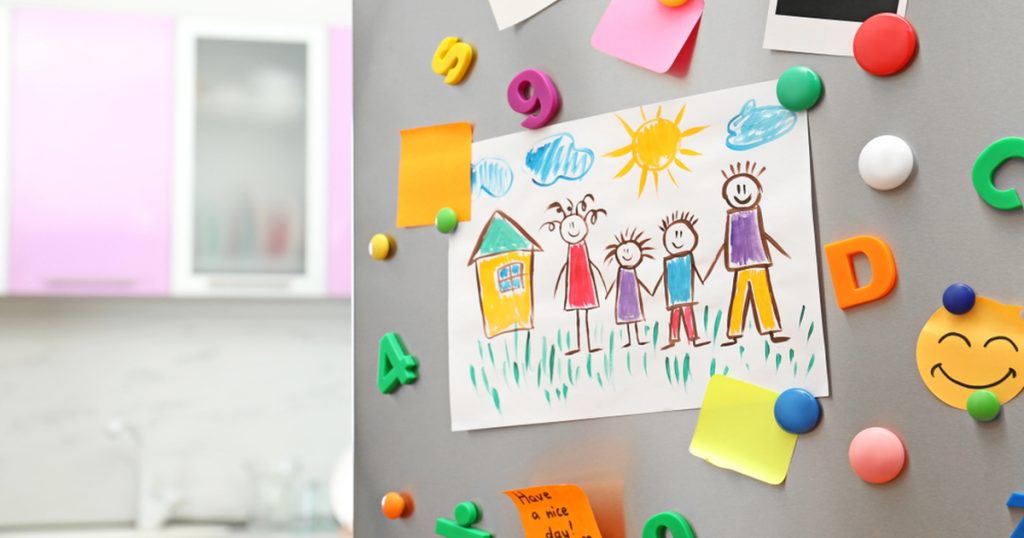 Dette er grunden til at du ikke bør have magneter hængende på dit køleskab