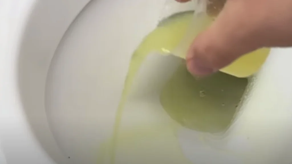 Han hælder denne magiske væske i toilettet: Se så hvad der sker