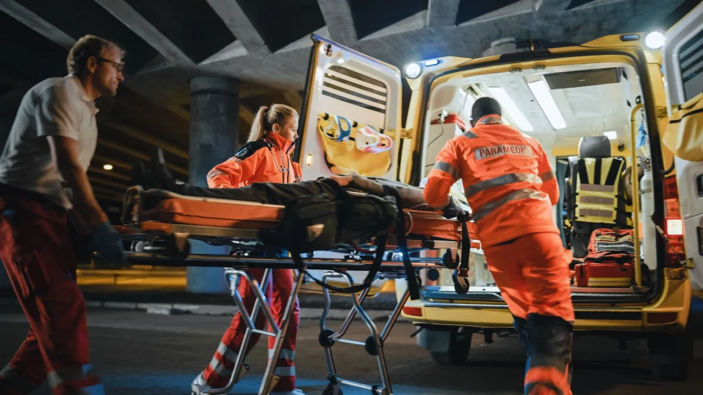 En mand blev hastet til hospitalet med flere organsvigt: Nu advarer læger børn og unge