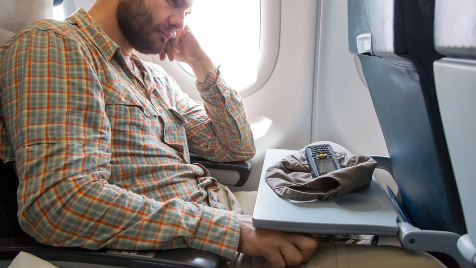 Ægtepar ville have mandens sæde i fly: Så brød helvede løs