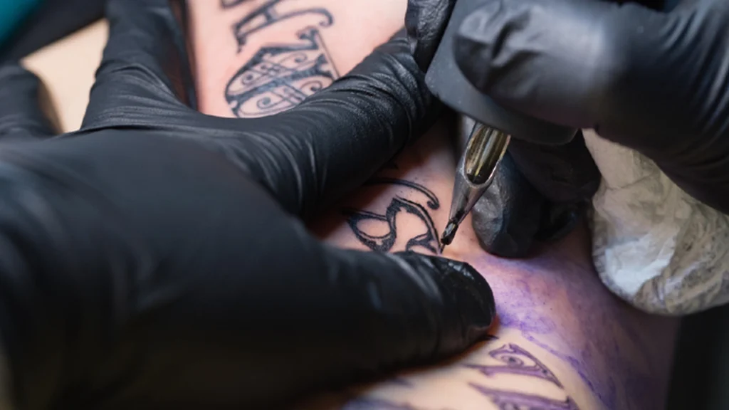Mand frier til sin kæreste med ‘vild’ tatovering: Nu råder folk hende til at flygte