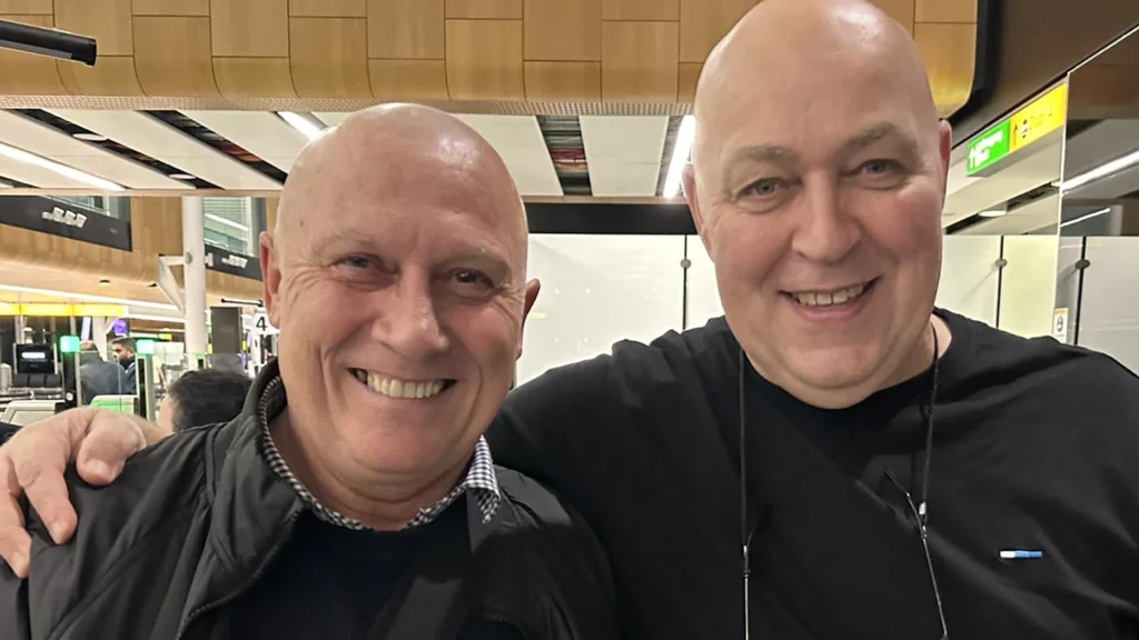 Mark mødte sin dobbeltgænger på flyet: Du taber kæben, når du finder ud af, hvor meget de har til fælles