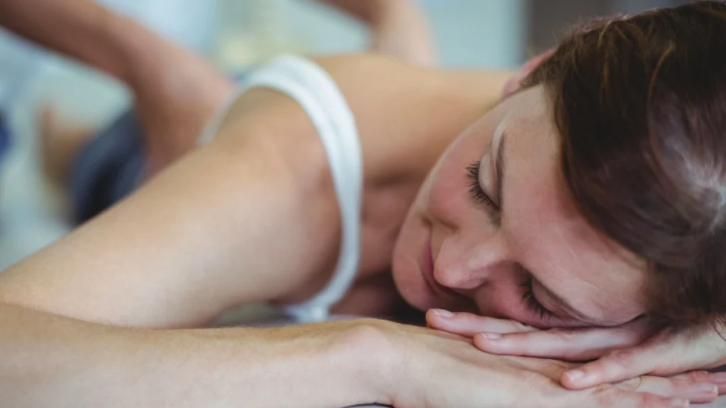 Mor afslører genialt trick: Sådan får du børn til at give dig gratis rygmassage