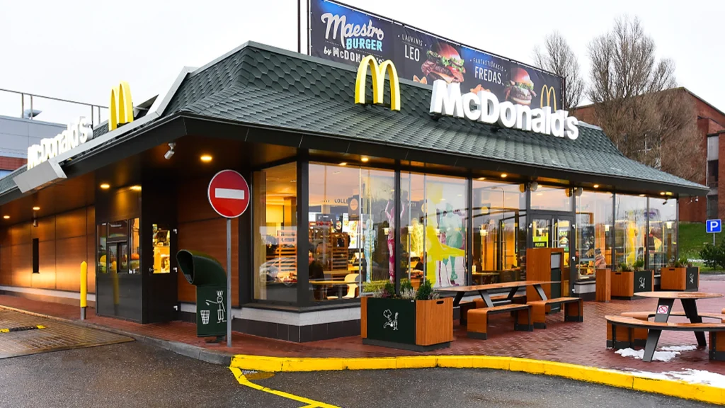 Mand raser over McDonald’s: Restaurantchef ringer øjeblikkeligt politiet efter at have set hvad manden gør