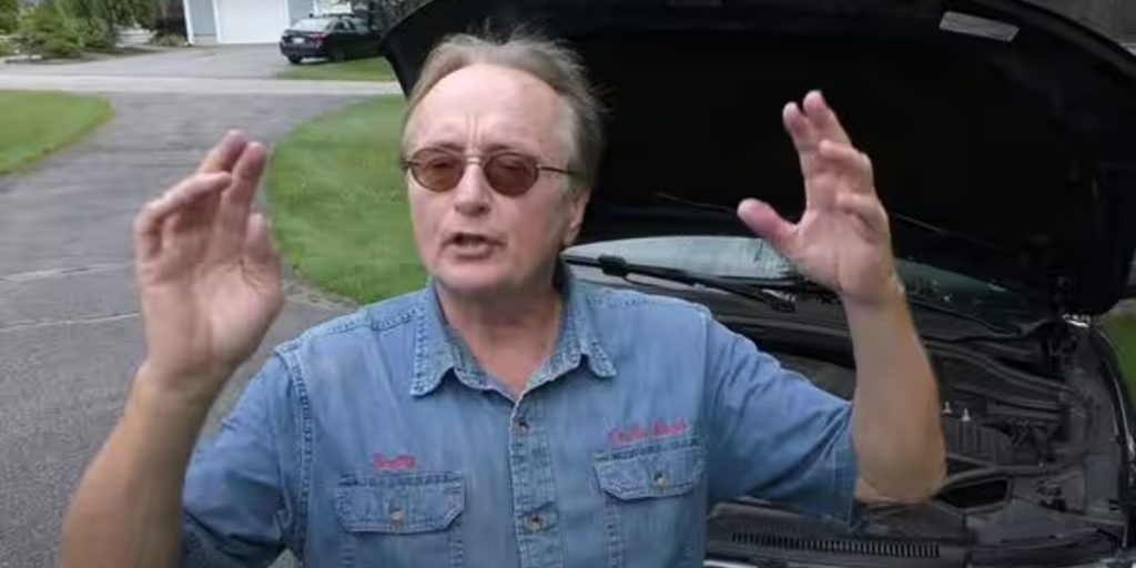 “Jeg er mekaniker – du bør altid trykke på en mindre kendt knap, før du starter din bil”