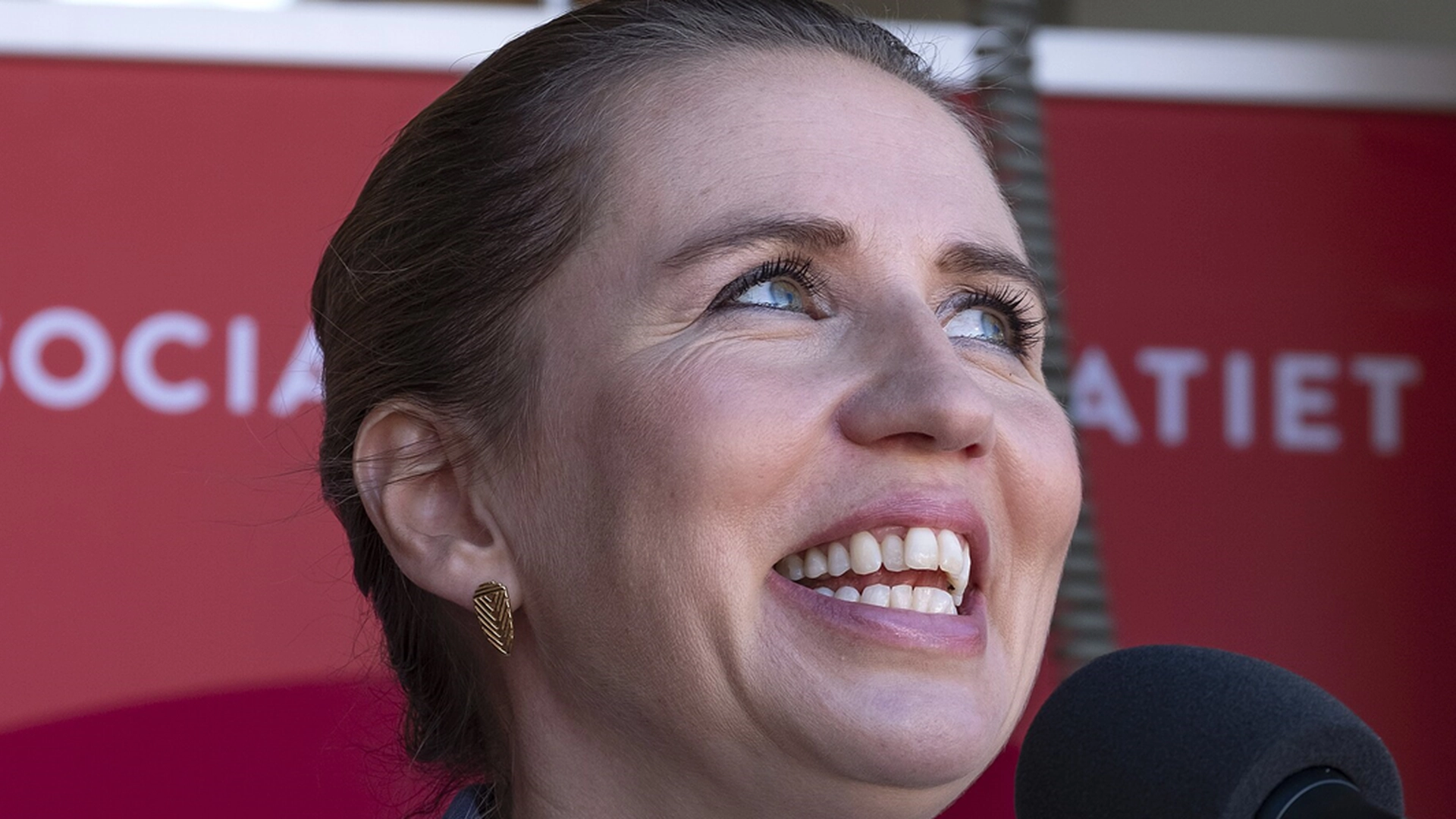 Mette Frederiksen og co. griner hele vejen ned til banken: Så meget ekstra står de til at få i lønforhøjelse