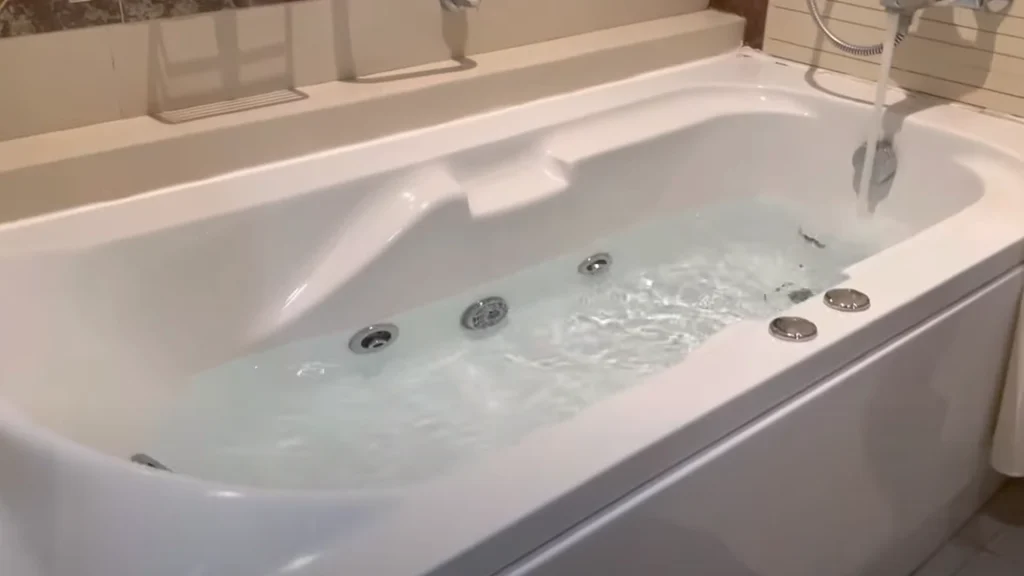 Michelle blev advaret af kvindelig hotelgæst: Da hun kigger i boblebadet får hun et voldsomt chok