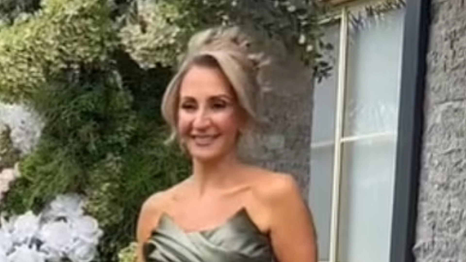 Mor til brud vælger unik kjole: Nu får hun massiv kritik på nettet