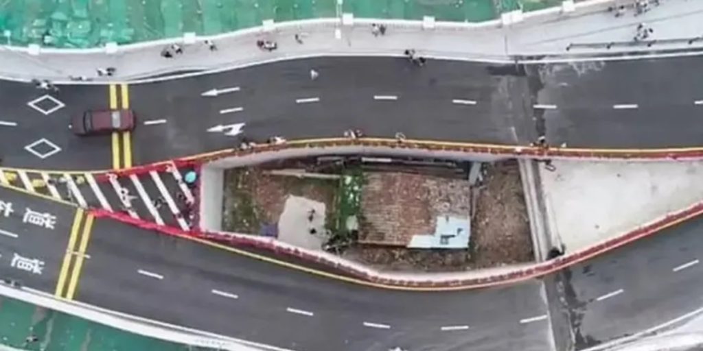 En motorvej er blevet bygget rundt om et hus, hvis ejer nægtede at flytte