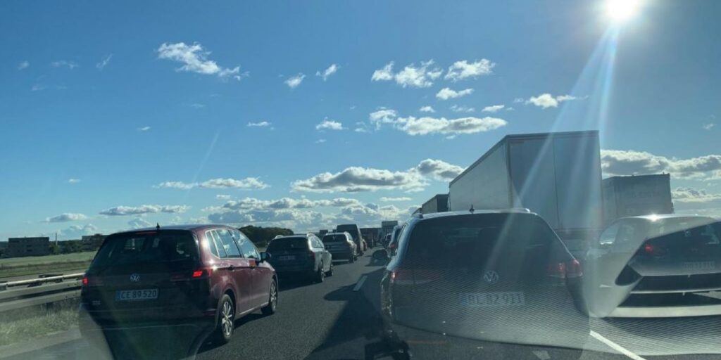 Kaostilstande på motorvej: Grisetransport med 600 grise væltet