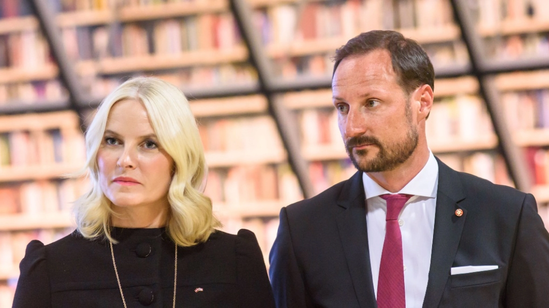 Fra skidt til værre: Chokerende SMS er dukket op midt i kongehus-skandale