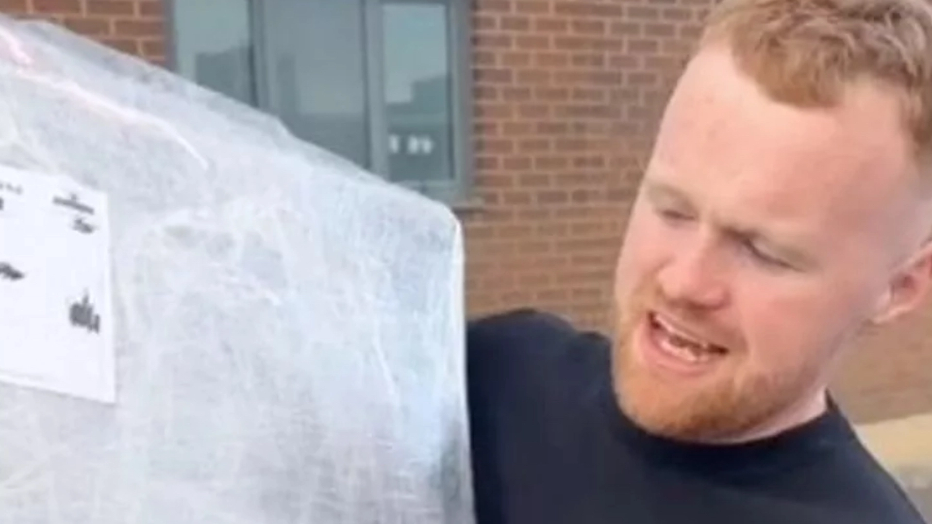 Mand betalte cirka 1.000 kroner for efterladt kuffert – ét uventet fund chokerede ham