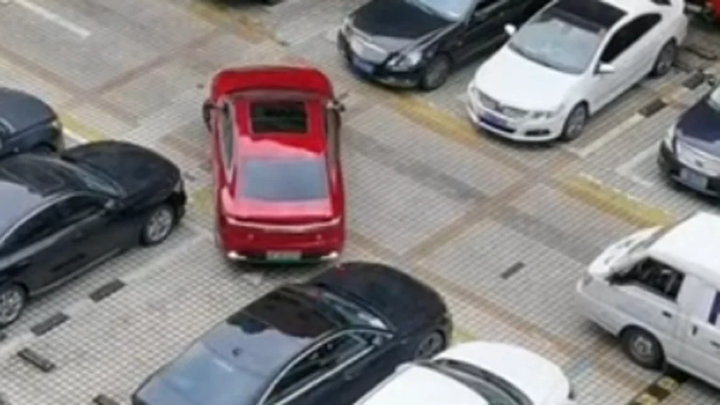 Naboen blev ved med at tage hans p-plads: Nu bliver han fejret som en ‘legende’ for sin hævn