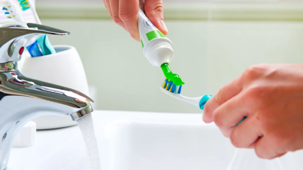 Mange gør det: Tandlæge advarer mod denne vane, når vi børster tænder