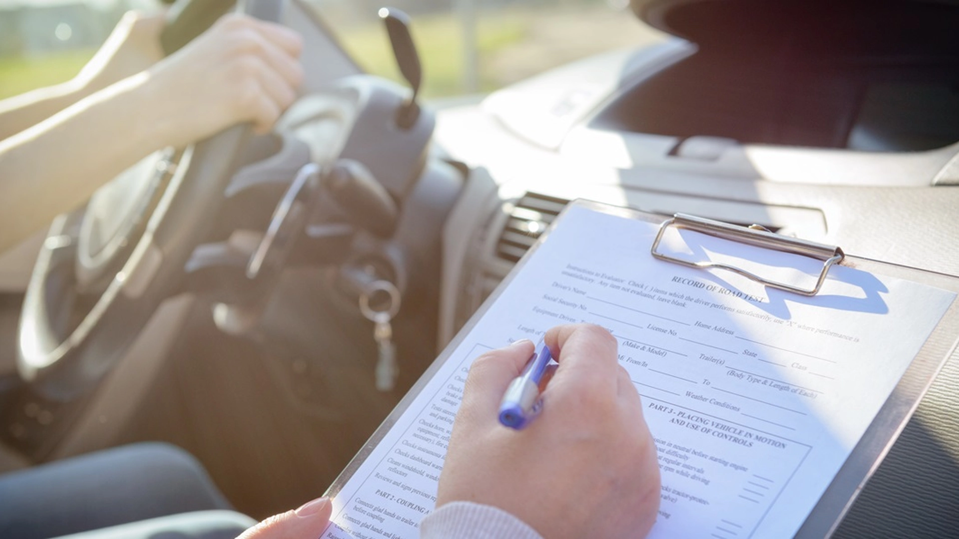 Ung kvinde trådte ud af bilen til sin køreprøve, da den motorsagkyndige spurgte ind til hendes navn