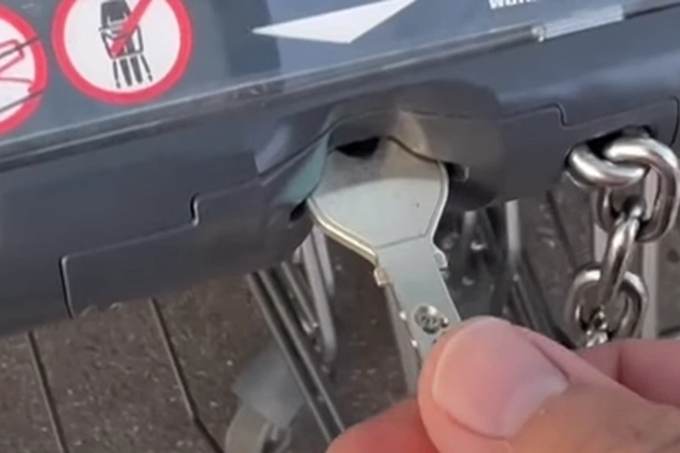 Han sætter en nøgle i indkøbsvognen: Så sker det, som ingen troede ville ske