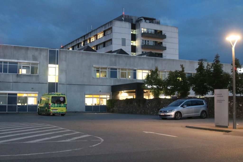 Hospital lukker ned efter knivstikkeri