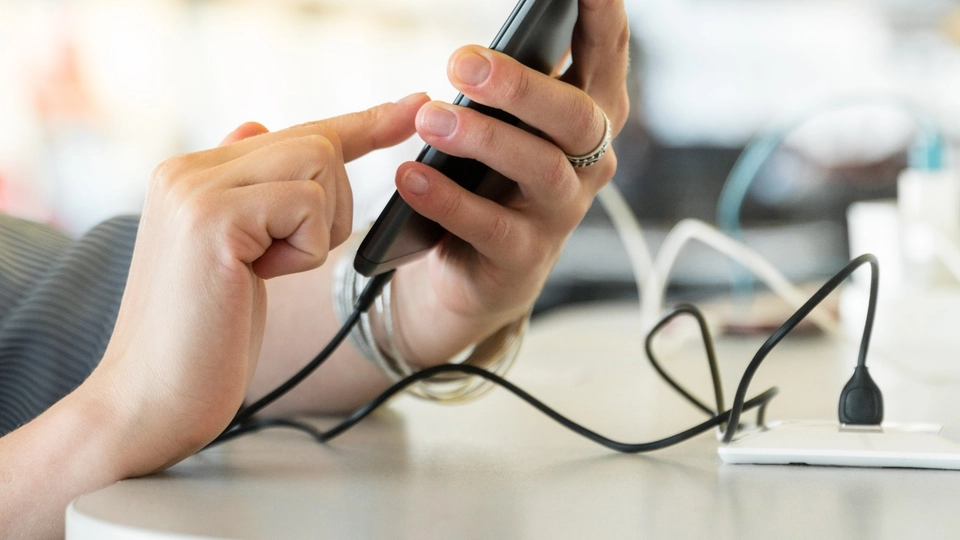 Bruger du telefonen, imens den er i oplader? Derfor er det en “frygtelig” idé