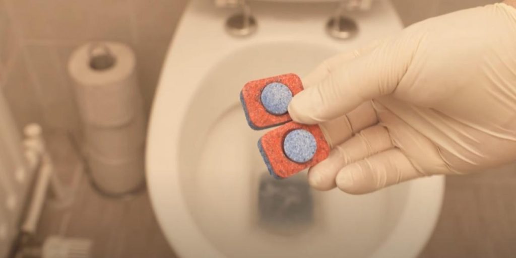Han putter 2 opvasketabs i toilettet: Se nu her hvad der sker