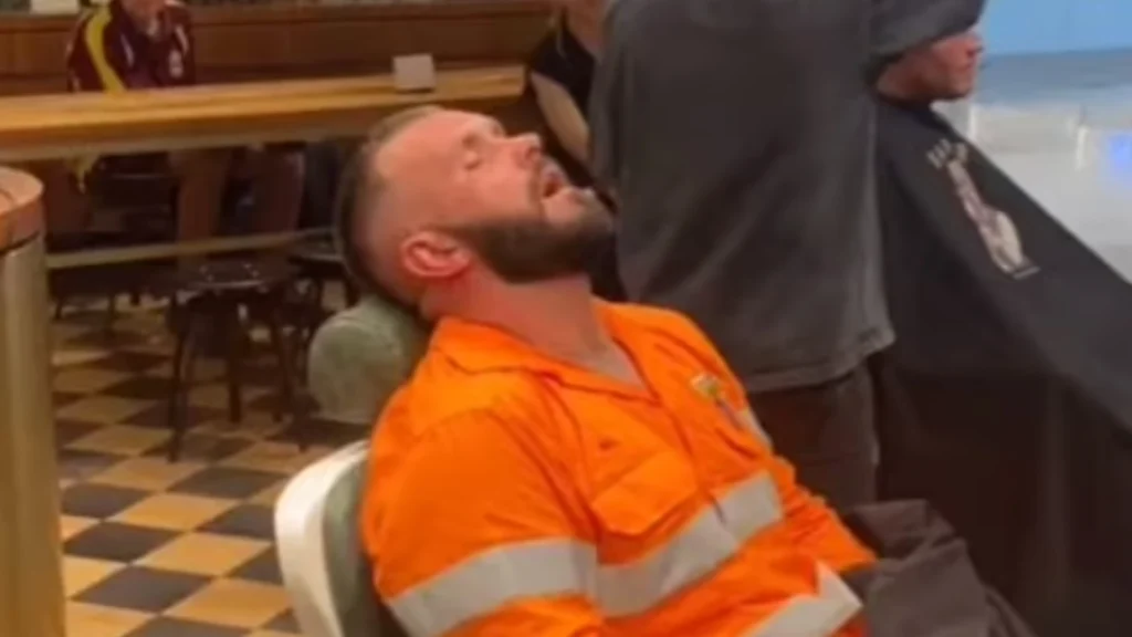 Træt bygningsarbejder falder i søvn i frisørstolen: Hvad frisøren så gør, giver folk et smil på læben