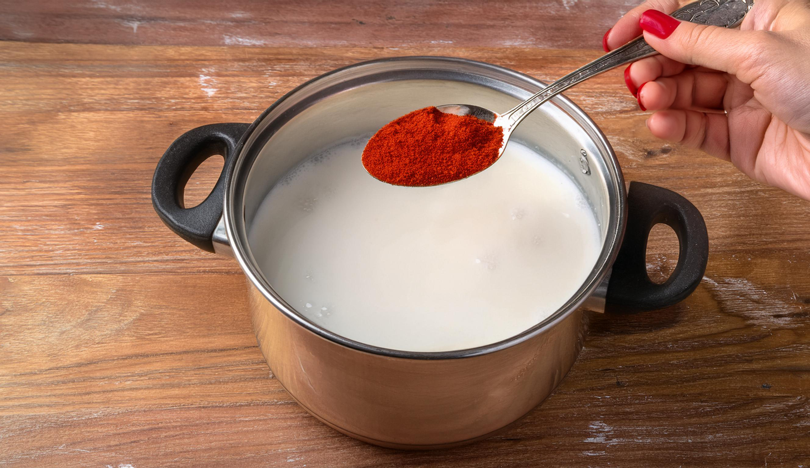 Kog mælken i en gryde og tilsæt en teskefuld paprika. Få minutter senere vil du gnide dine øjne af forbløffelse.