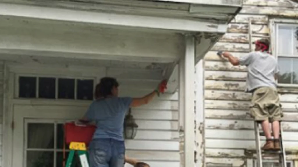 Par samler nabolag for at renovere ældre kvindes hjem – det færdige resultat vil overraske dig!