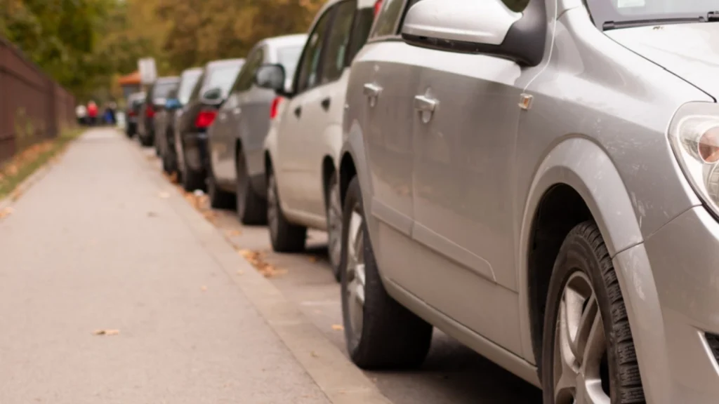 Hvor langt må man holde fra kantstenen, når man parkerer? Svaret vil nok overraske dig