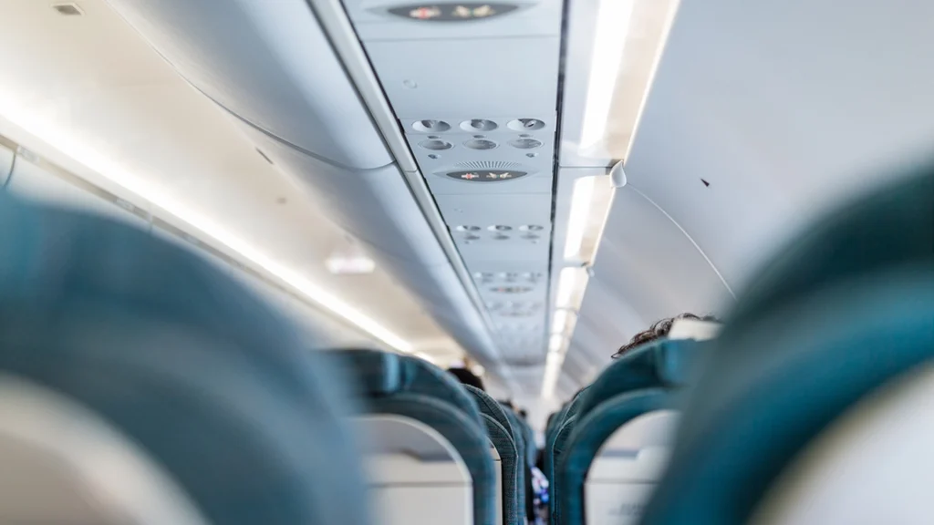 Par raser mod flyselskab efter 13 timers flyvetur: Årsagen vil få dig til at grine