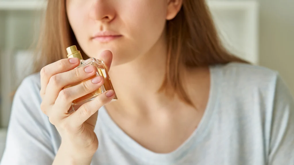 Det hemmelige trick til at få parfume til at dufte hele dagen
