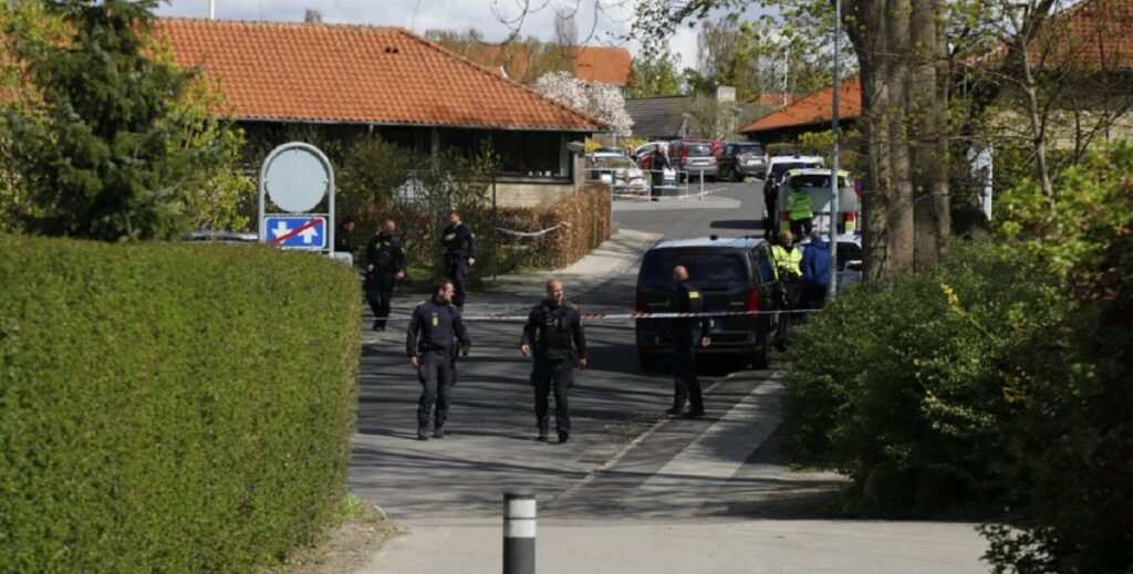 Mand er død efter knivstik i park