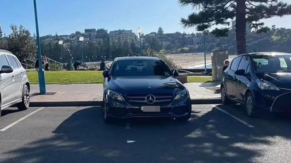 Udskammer dårlig parkering: Så bemærker de klistermærket i forruden