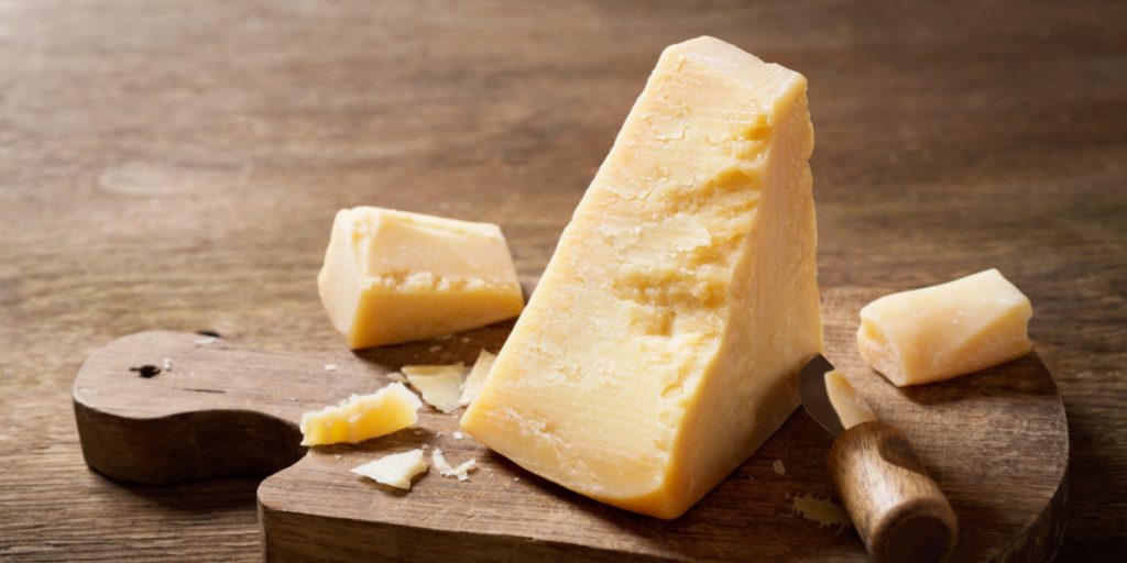 Internettet er chokeret efter at have opdaget, hvad parmesan egentlig er lavet af