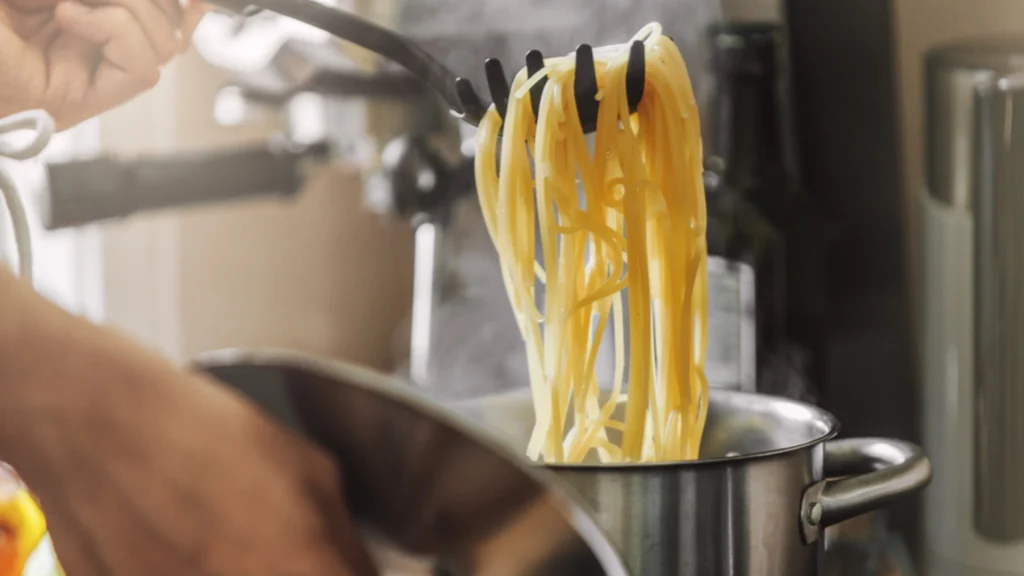 Derfor bør du undlade at koge din pasta i vand