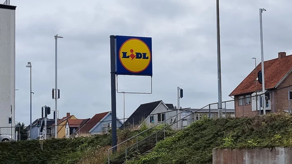 Pensionist fik parkeringsbøde ude foran LIDL: Havde ikke handlet for nok penge