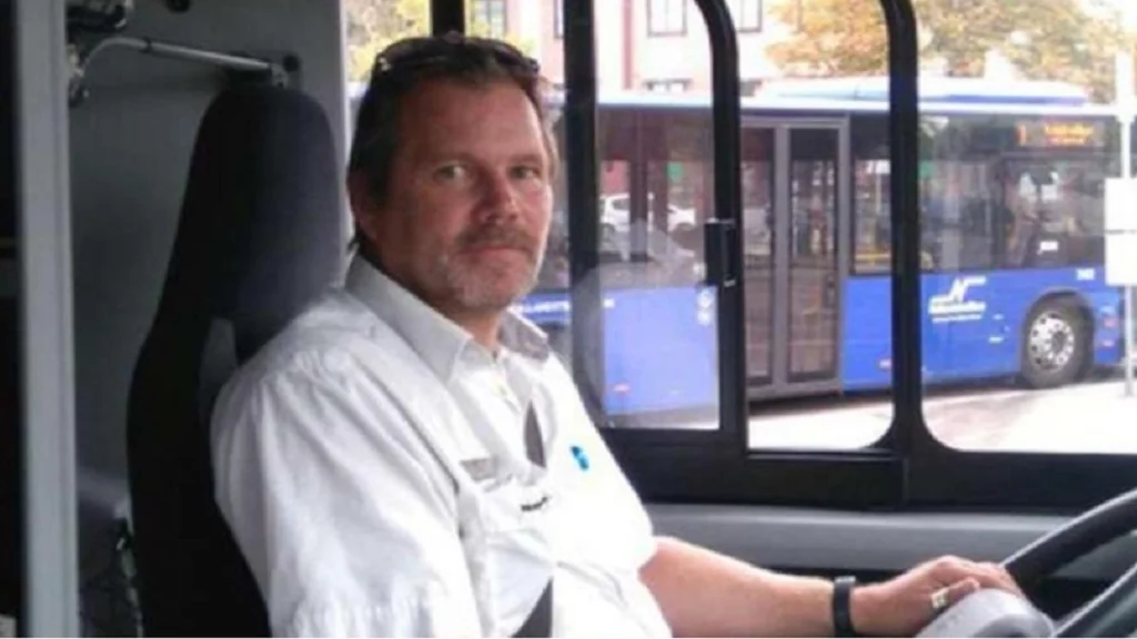 Buschaufføren Peter så noget usædvanligt i bakspejlet – det fik ham til at klodse bremsen