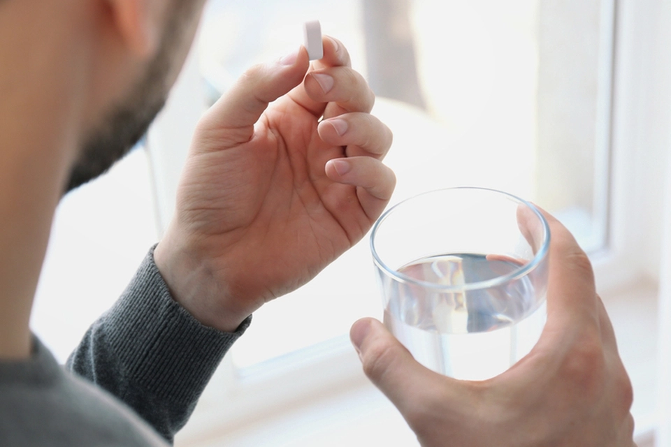 Læge med afsløring: Pillen, som vi næsten alle tager, er skadelig for leveren