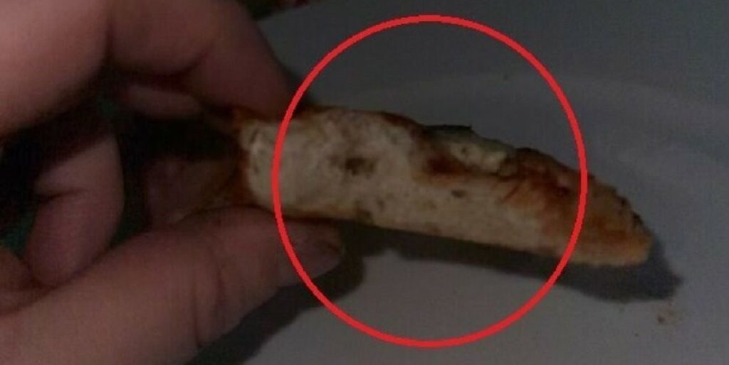 Lisa fik et chok, da hun så, hvad der gemte sig i sin pizza – du vil ikke tro det!