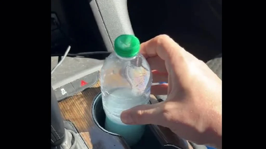 Er der en grim lugt i bilen? Sådan slipper du af med det med kun en vandflaske