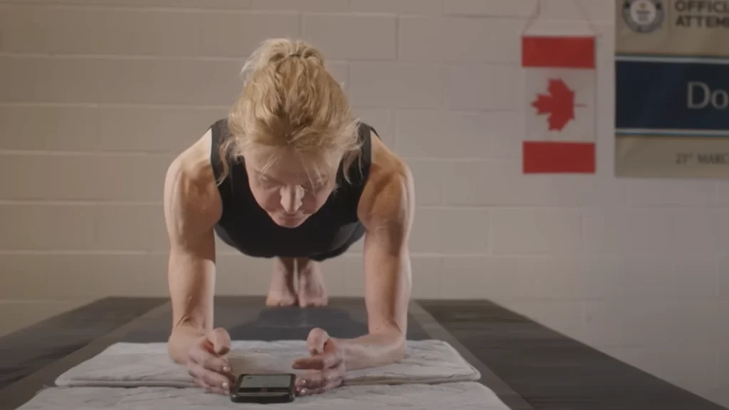 59-årig kvinde sætter ny verdensrekord i planken: Du taber kæben, når du hører hvor længe hun lå