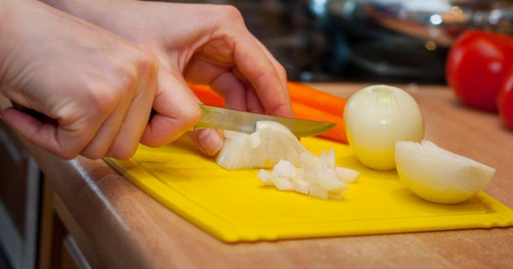 Eksperter kommer med advarsel til alle, der benytter skærebrædder af plastik