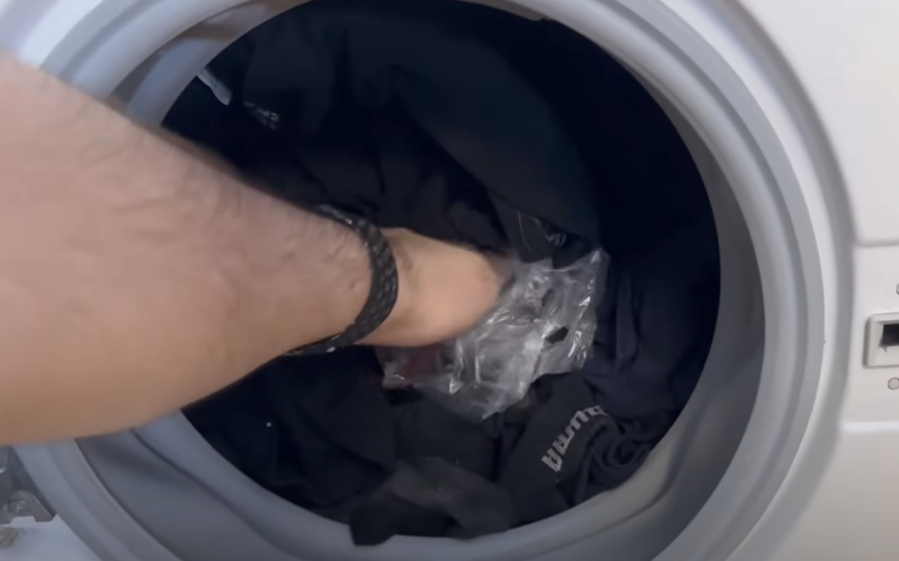Han putter en plastikpose i vaskemaskinen. Det giver mening, når du ser magien ske.