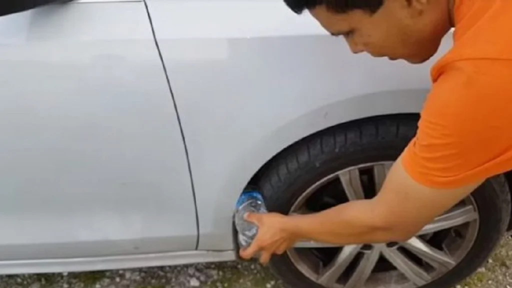 Han sætter en plastikflaske i spænd ved bilens hjul: Når folk hører hvorfor, efterlades næsten alle i chok