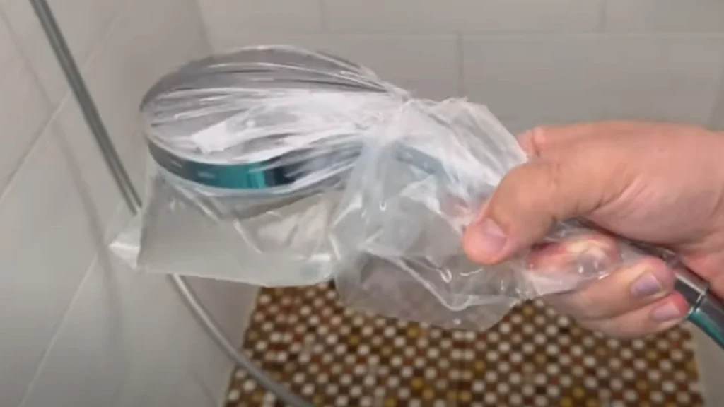 Han sætter en plastikpose over sit brusehoved: Se så magien ske